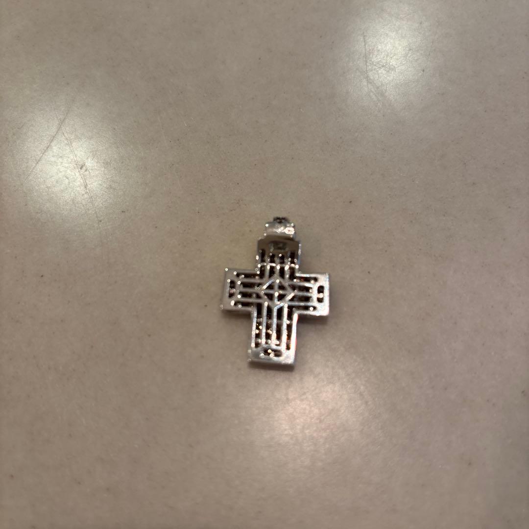 レエッセンシャル　ブラウンダイヤ　ペンダントトップ　クロス