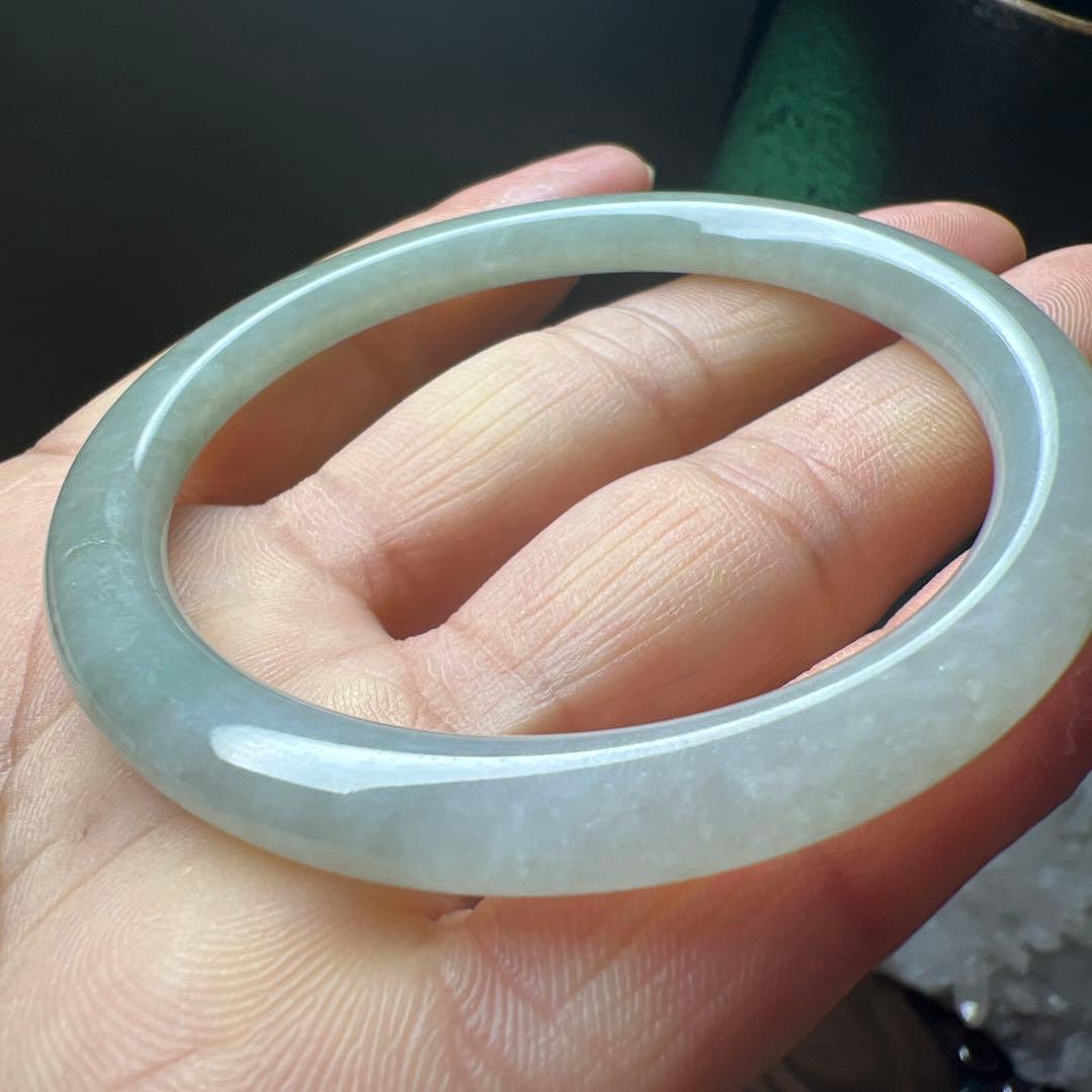 本翡翠、お買い得、氷糯種入門シルバーグリーン細身、丸型バングル　〜55.5