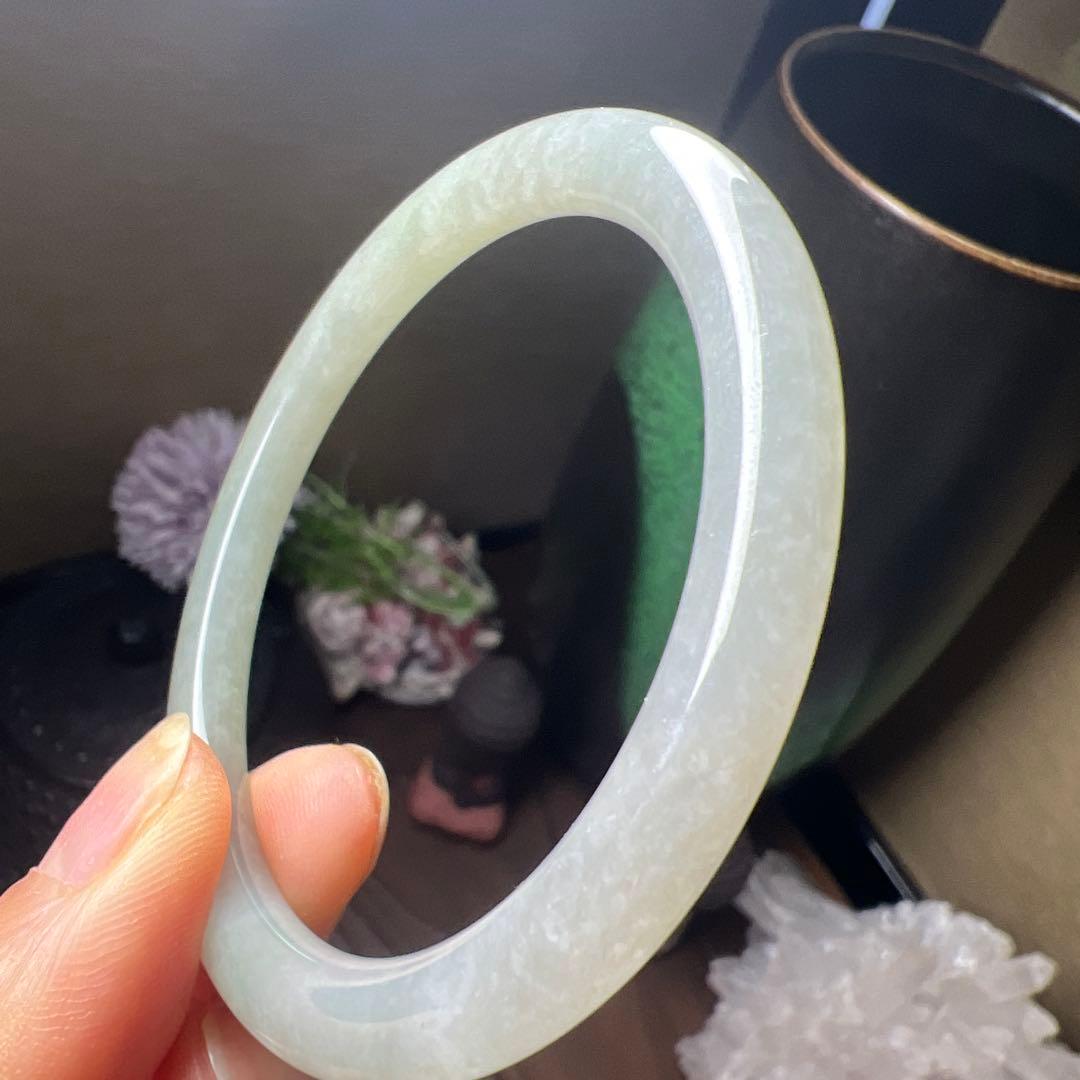 本翡翠、お買い得、氷糯種入門シルバーグリーン細身、丸型バングル　〜55.5