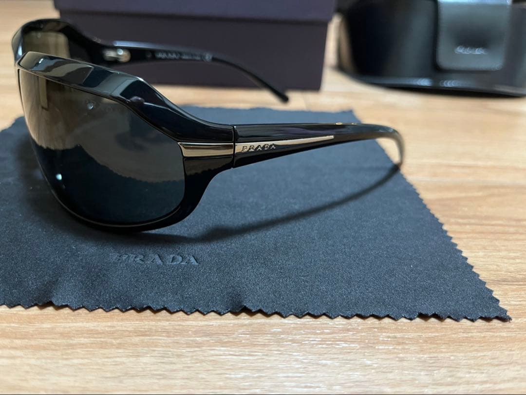 希少PRADA ブラック サングラス ケース付き