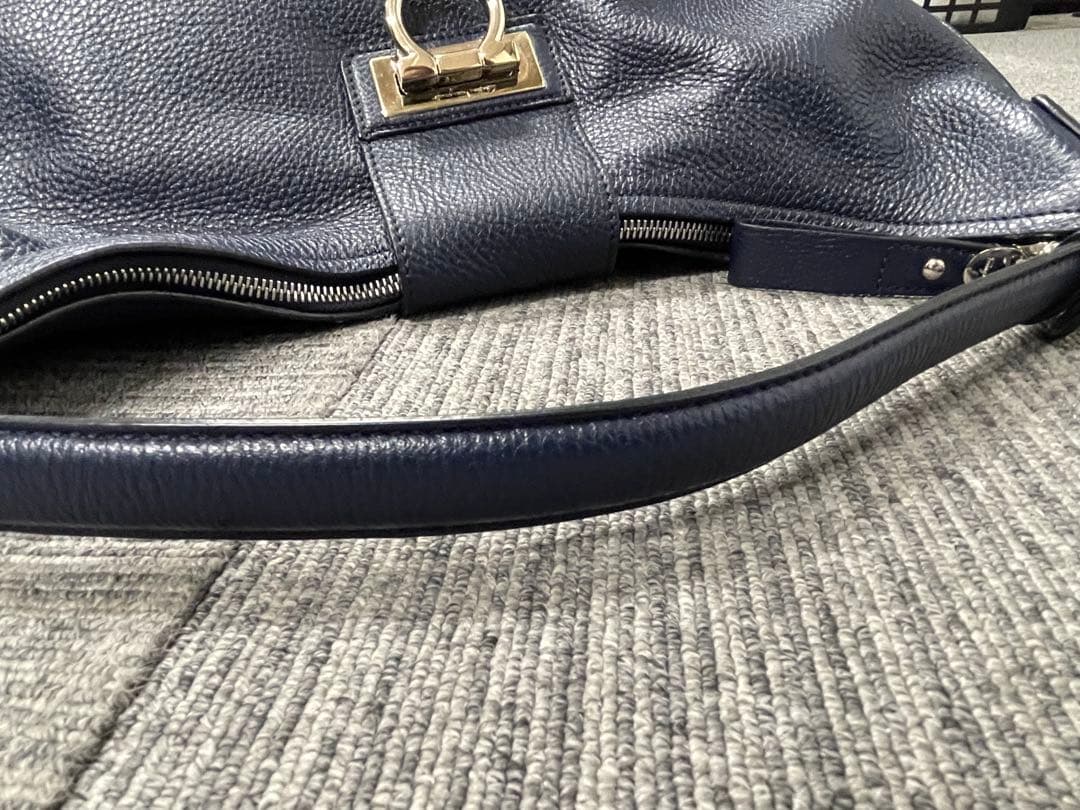 サルヴァトーレ フェラガモ ガンチーニ レザー ワンショルダーバッグ 美品