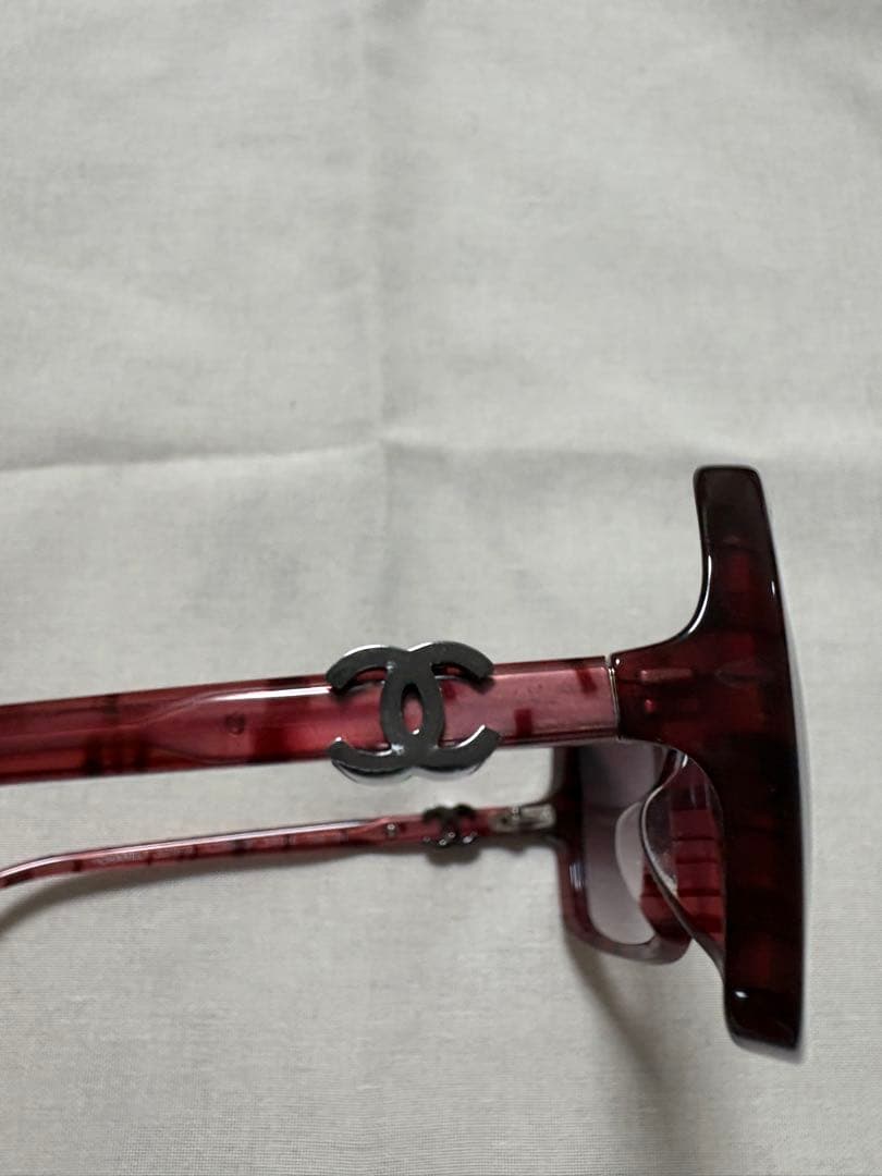 CHANEL 赤 スクエア サングラス ケース付き