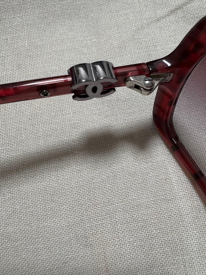 CHANEL 赤 スクエア サングラス ケース付き