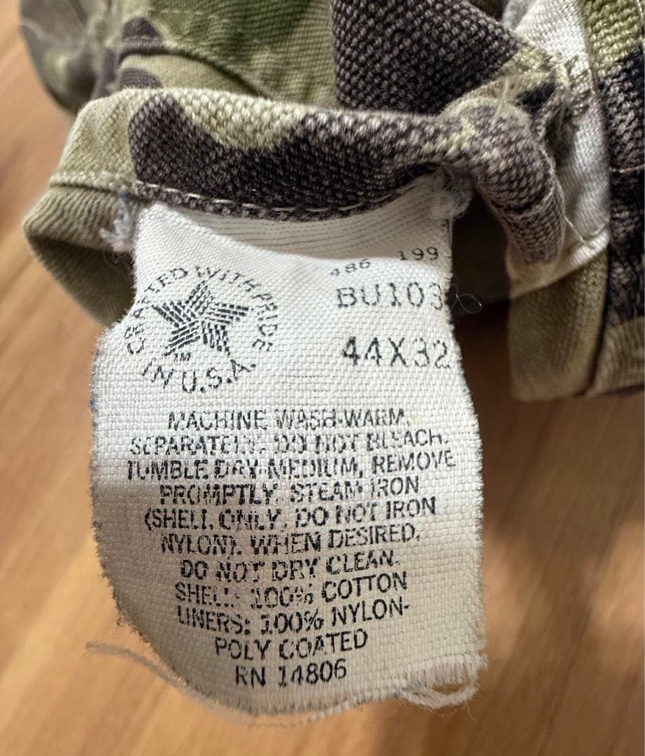 人気のCarhartt カモフラージュ オーバーオール　珍しい