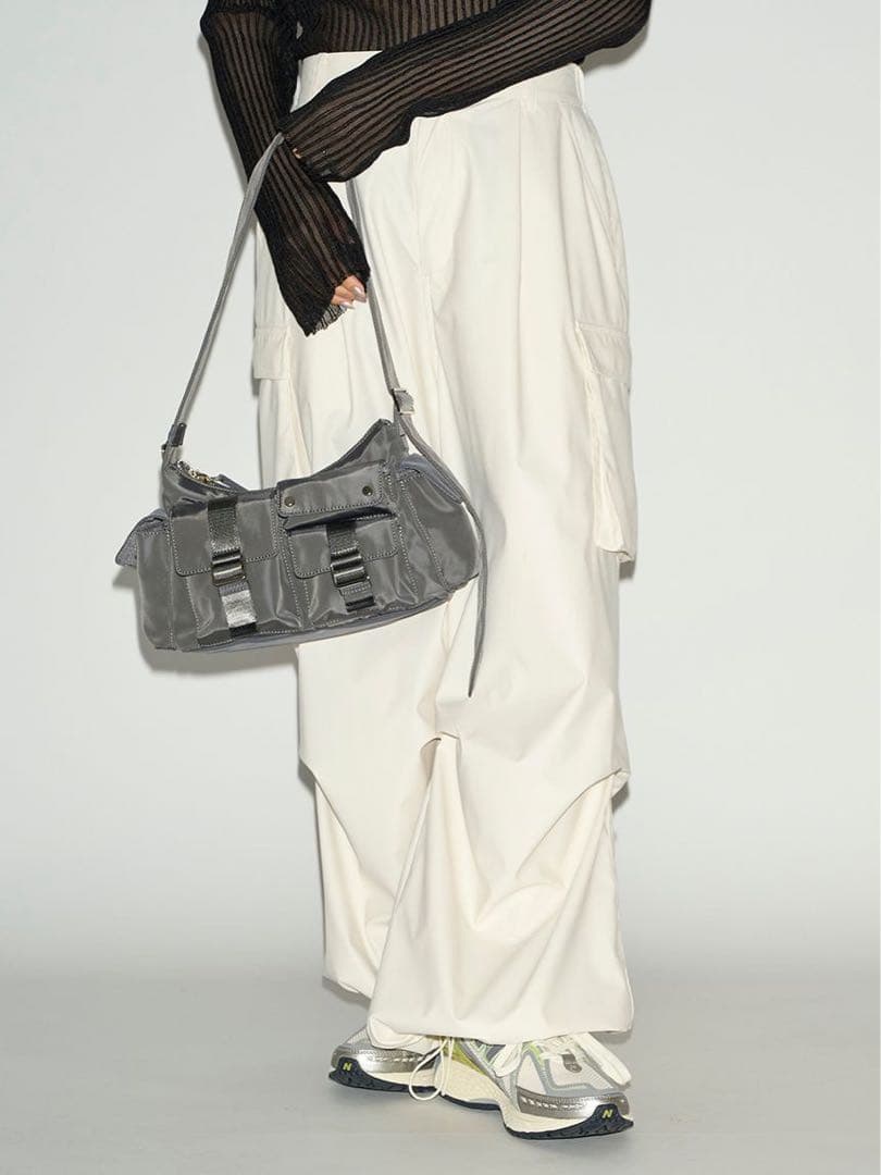 【新品タグ付き】emmi エミ タックドロストフォルムカーゴパンツ 完売商品