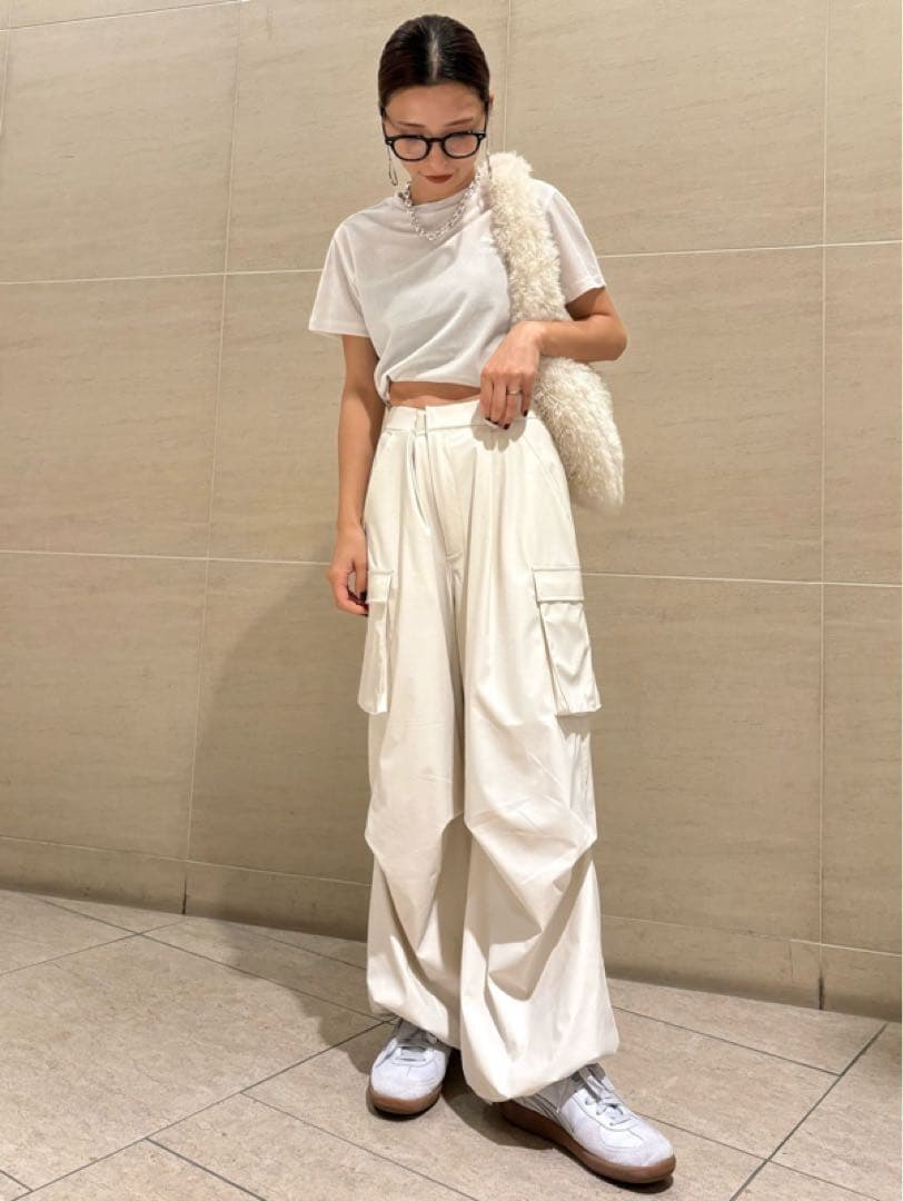 【新品タグ付き】emmi エミ タックドロストフォルムカーゴパンツ 完売商品