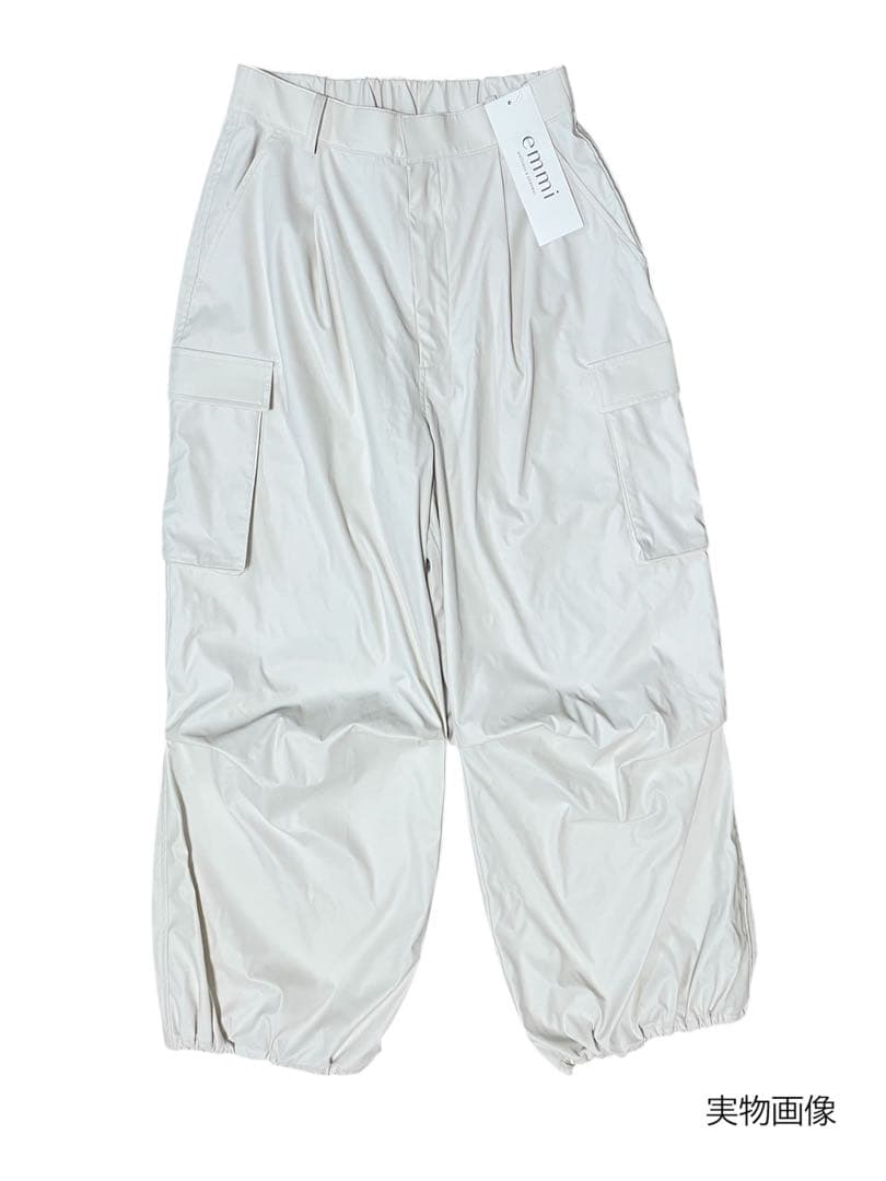【新品タグ付き】emmi エミ タックドロストフォルムカーゴパンツ 完売商品