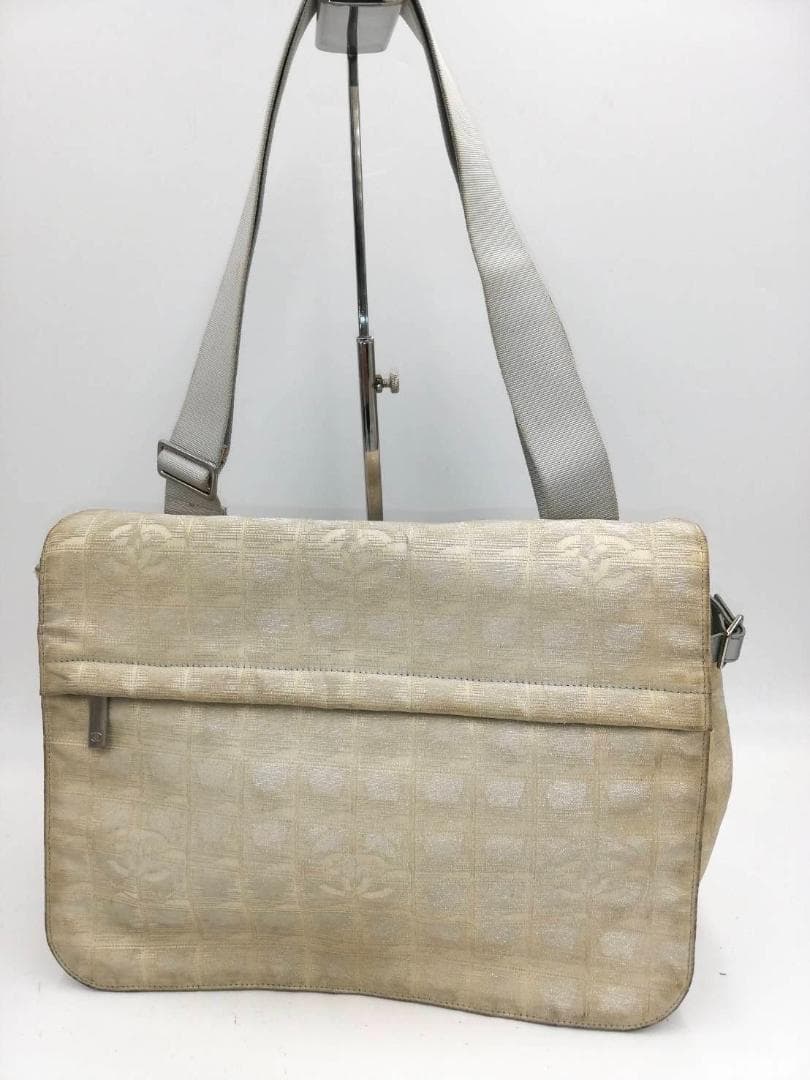 シャネル ニュートラベルライン ホワイト ナイロン ショルダーバッグ