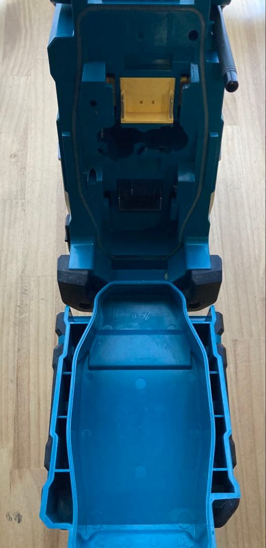 マキタ　充電式ラジオ　MR106