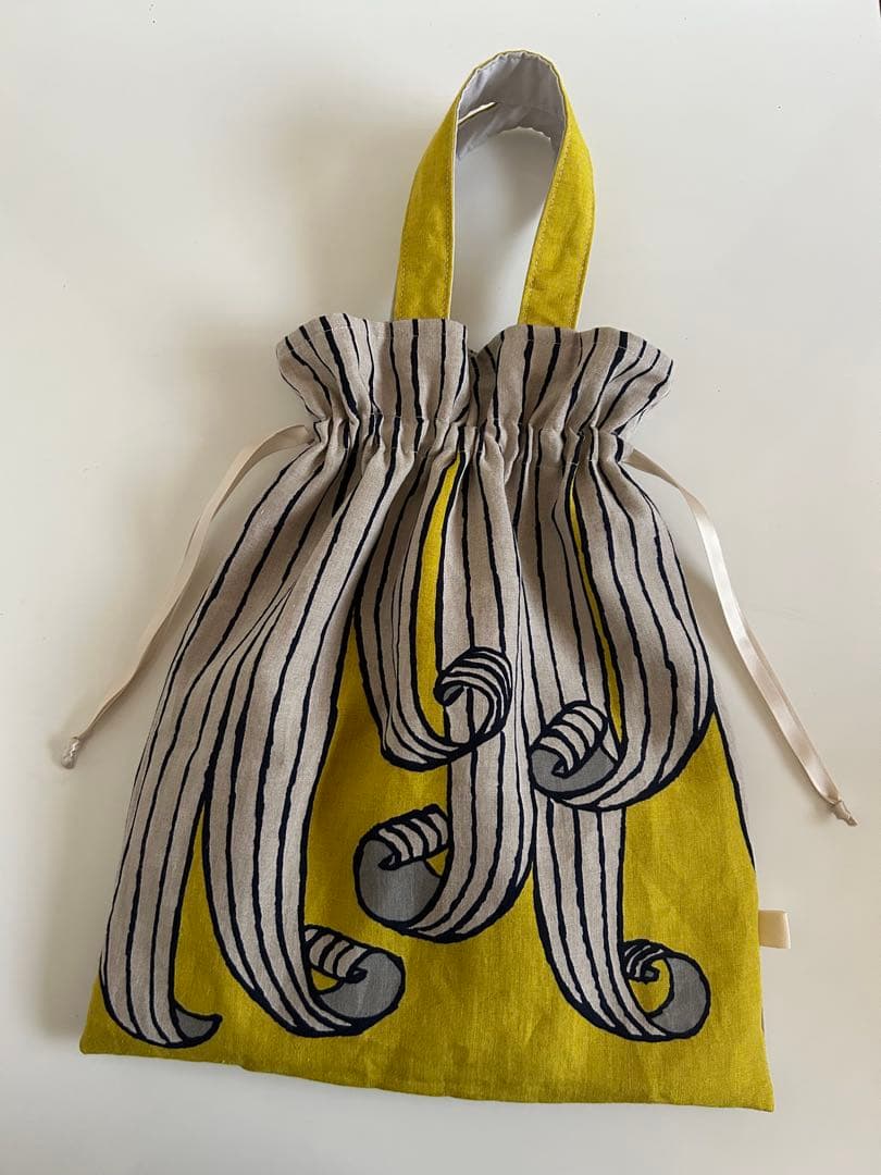 ミナペルホネン生地使用　ハンドメイド巾着バッグ　swing イエロー