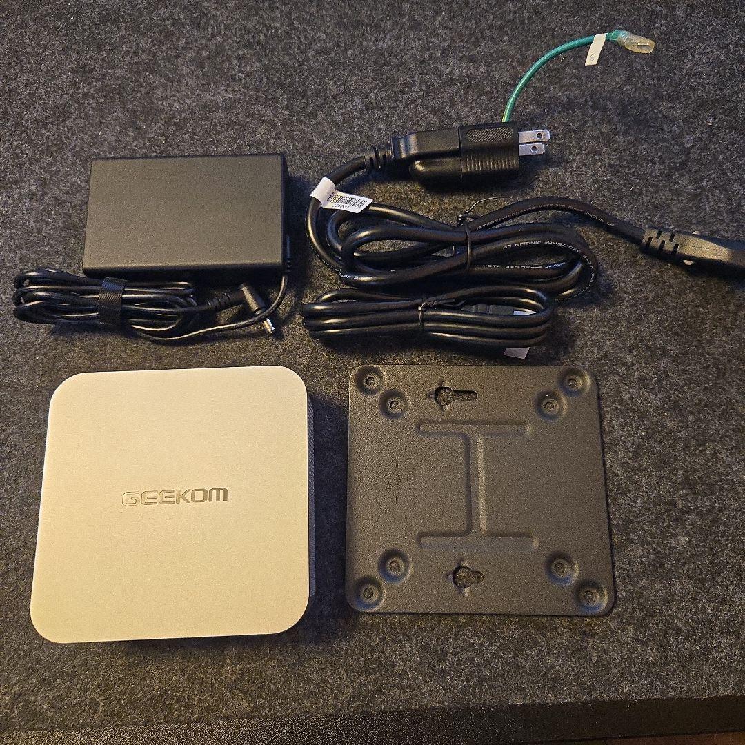 ミニPC GEEKOM A8 AMD Ryzen9 8945HS 32GB 2TB