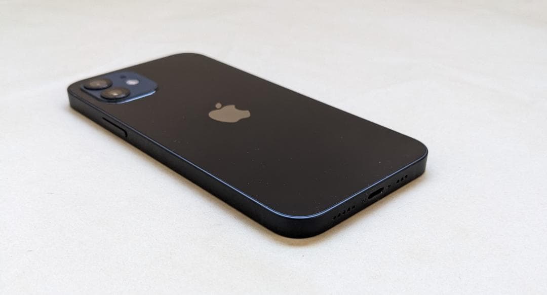 iPhone 12 64GB 【新品 ドコモ純正ハードケース付き】 SIMフリー