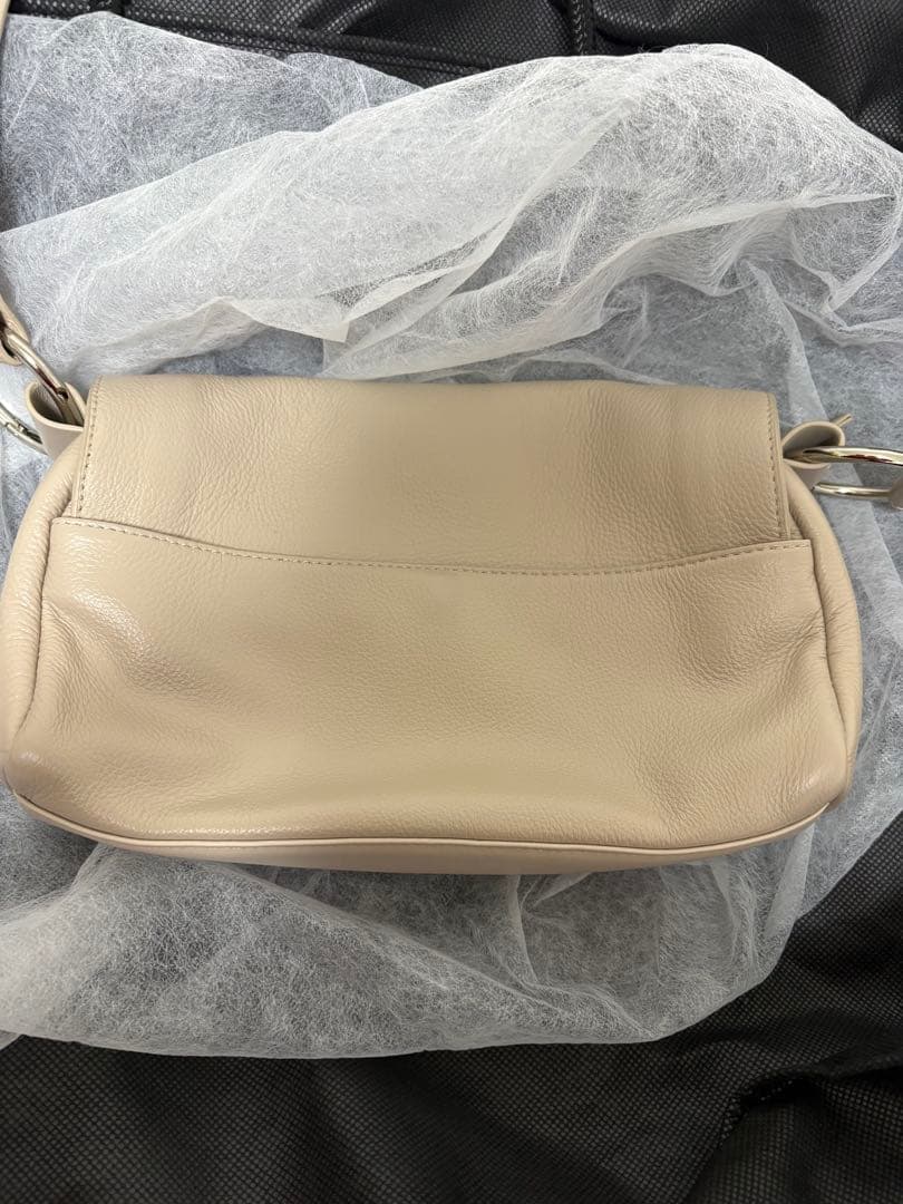 美品 BEARDSLEY レザーボディバッグ