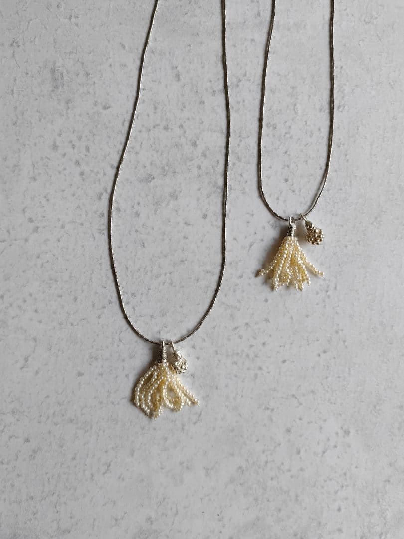 極小淡水パールタッセルチャーム付、カレンシルバーロングネックレス　ベビーパール