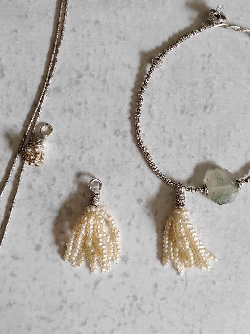 極小淡水パールタッセルチャーム付、カレンシルバーロングネックレス　ベビーパール