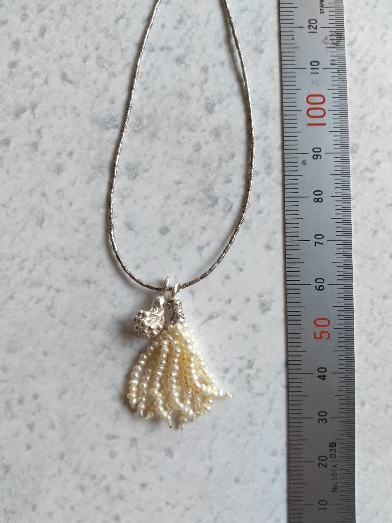 極小淡水パールタッセルチャーム付、カレンシルバーロングネックレス　ベビーパール