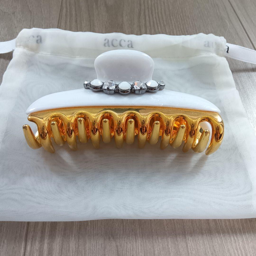 acca 装飾付きヘアクリップ ホワイト/ゴールド　Lサイズ