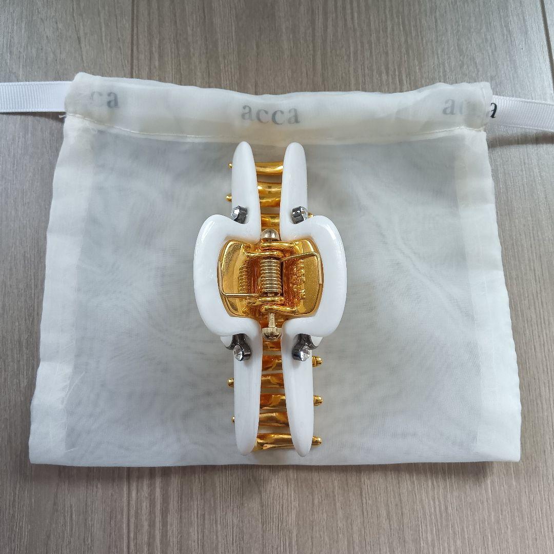 acca 装飾付きヘアクリップ ホワイト/ゴールド　Lサイズ