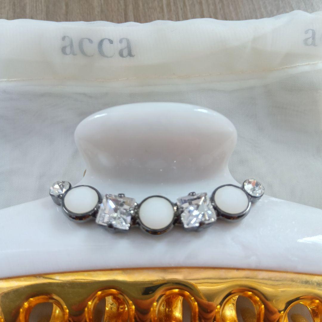 acca 装飾付きヘアクリップ ホワイト/ゴールド　Lサイズ