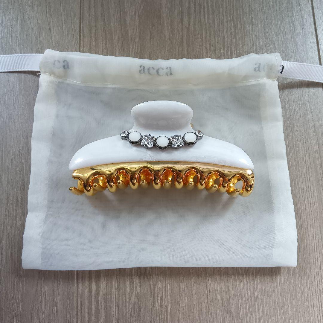 acca 装飾付きヘアクリップ ホワイト/ゴールド　Lサイズ