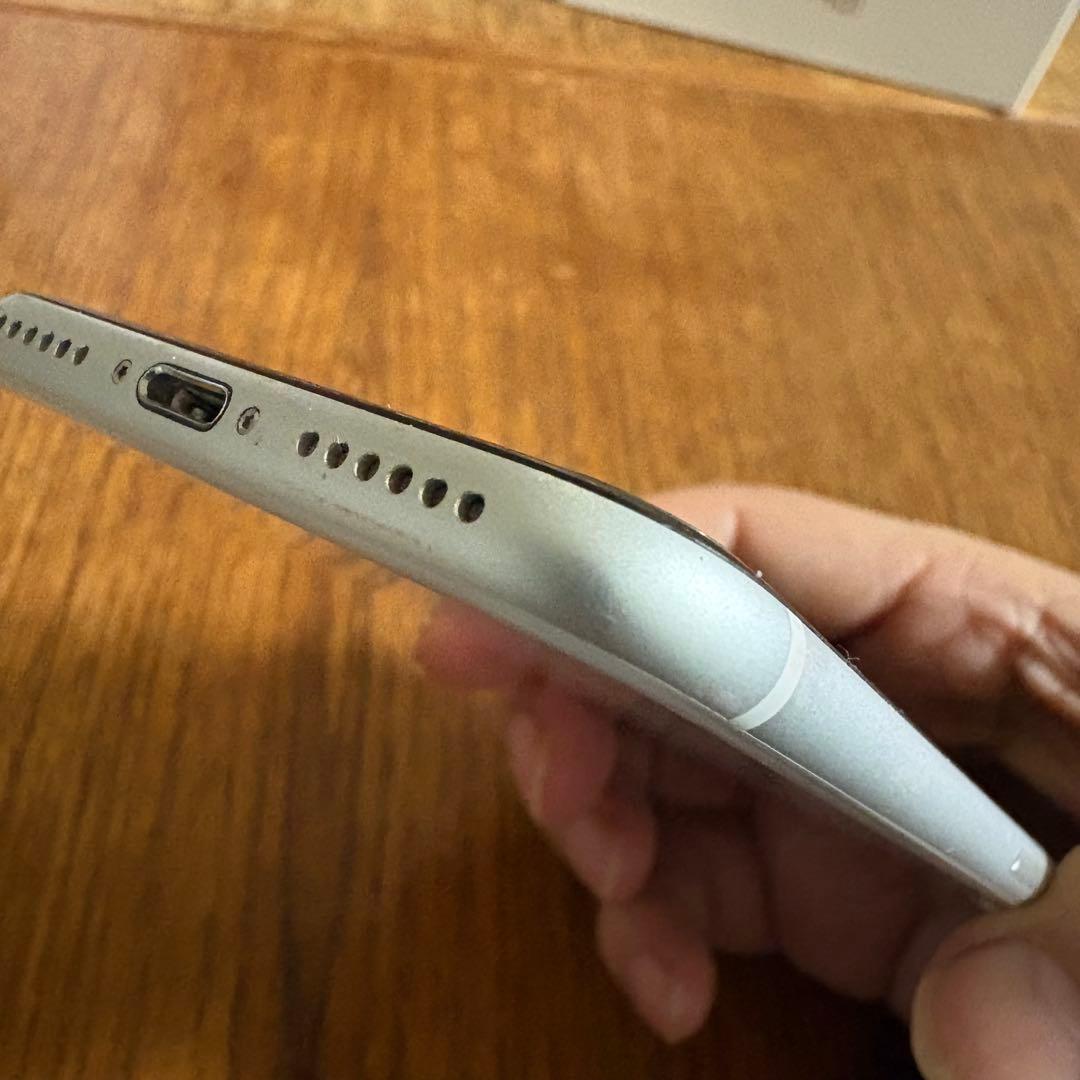 美品 iPhone SE第二世代 64G バッテリー100% 箱加工