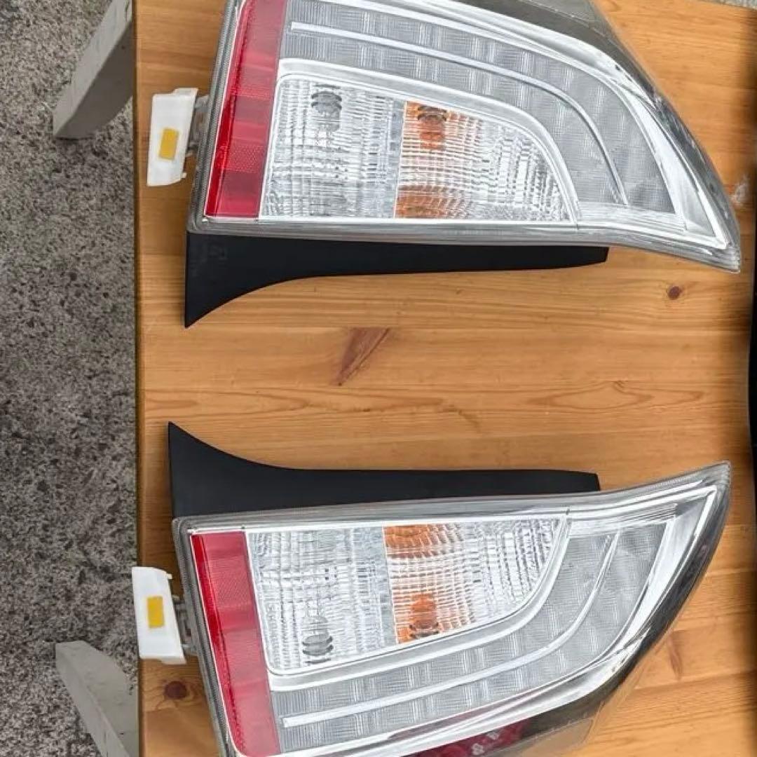 プリウスphv リアライト　2013