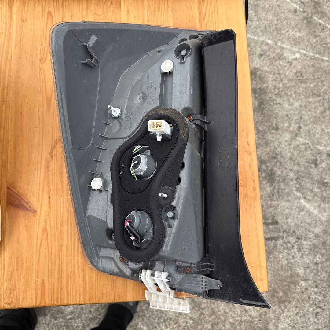 プリウスphv リアライト　2013