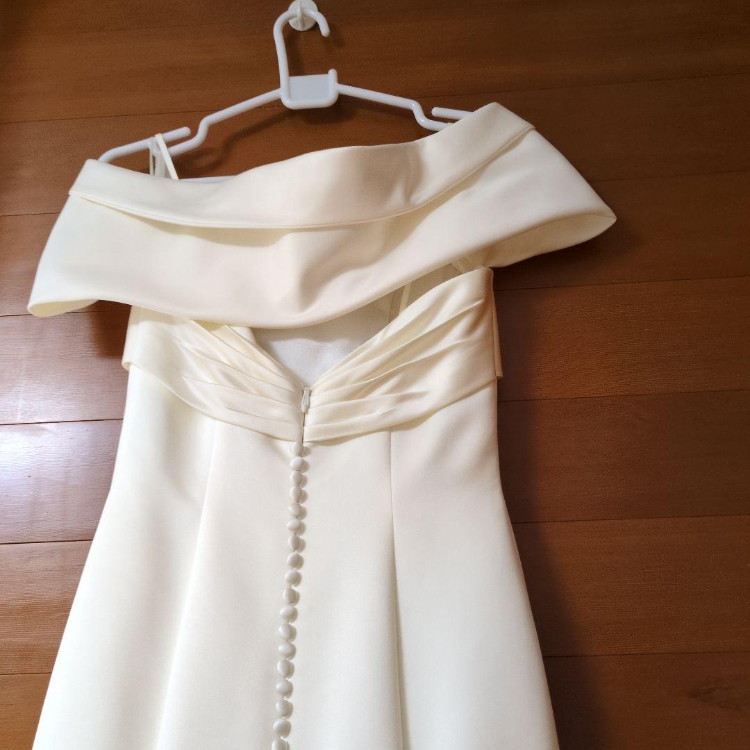 オフホワイト　オフショルダーウェディングドレス