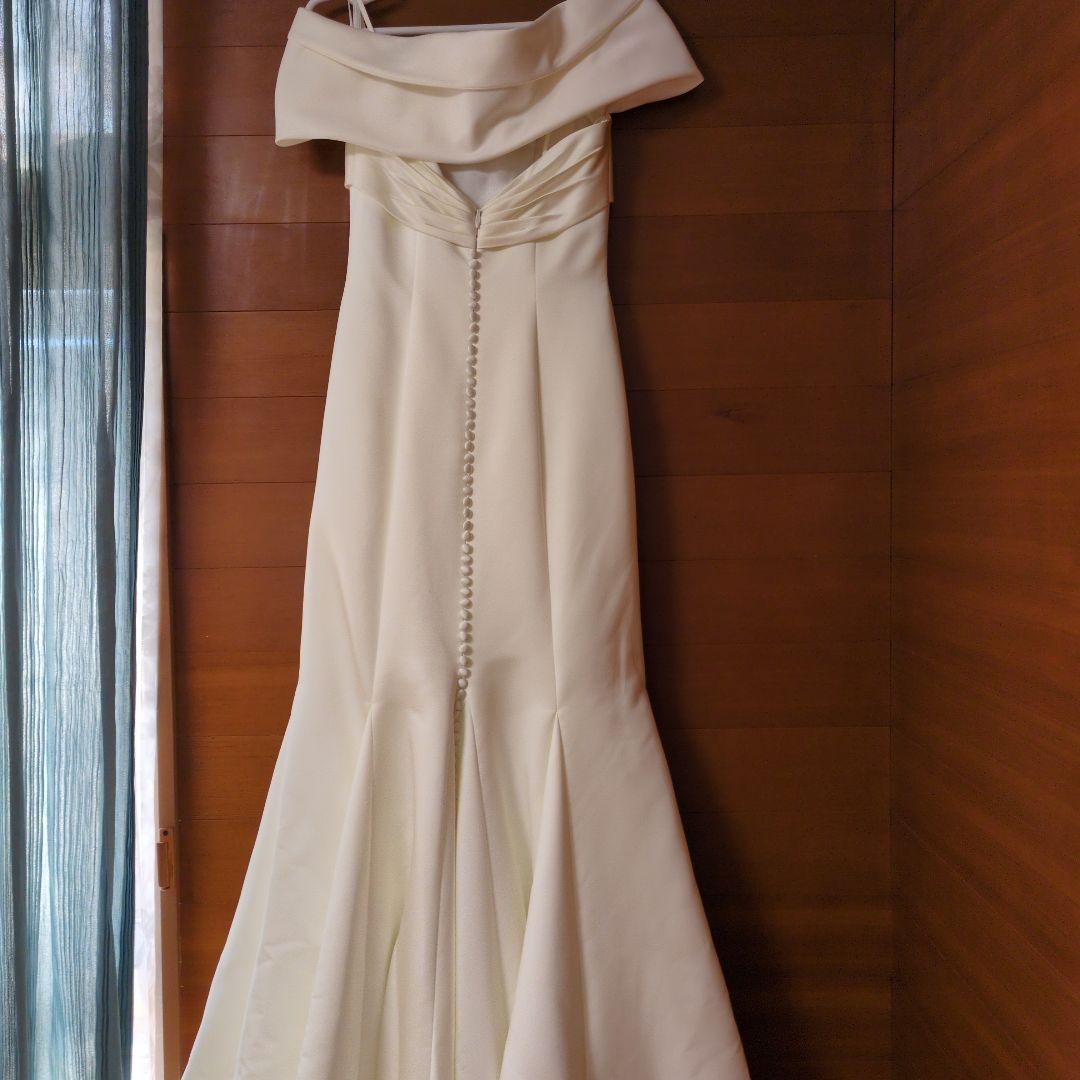 オフホワイト　オフショルダーウェディングドレス