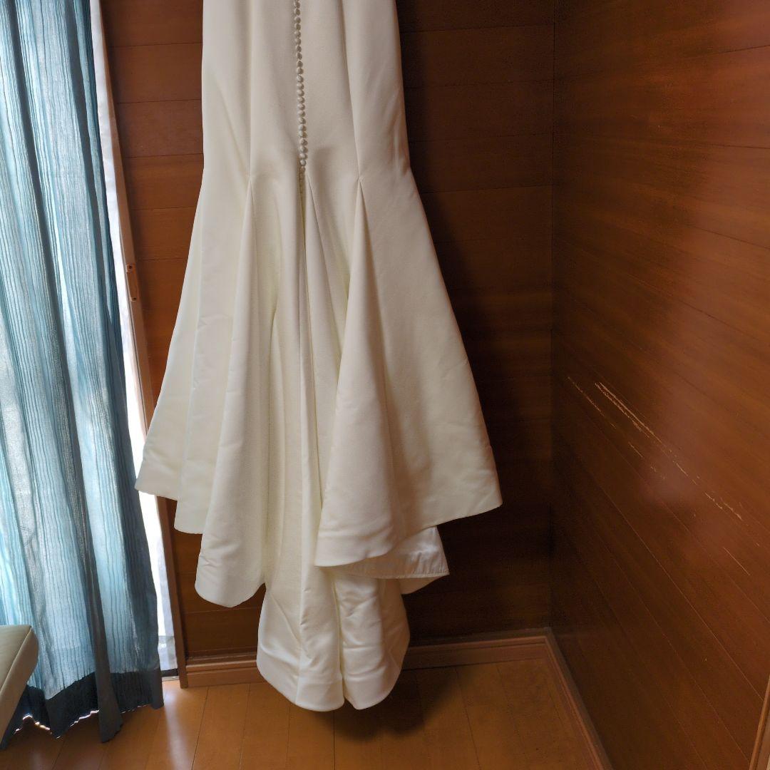 オフホワイト　オフショルダーウェディングドレス