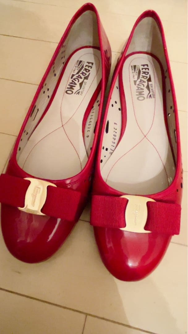 Ferragamo 赤 リボン付き フラットシューズ