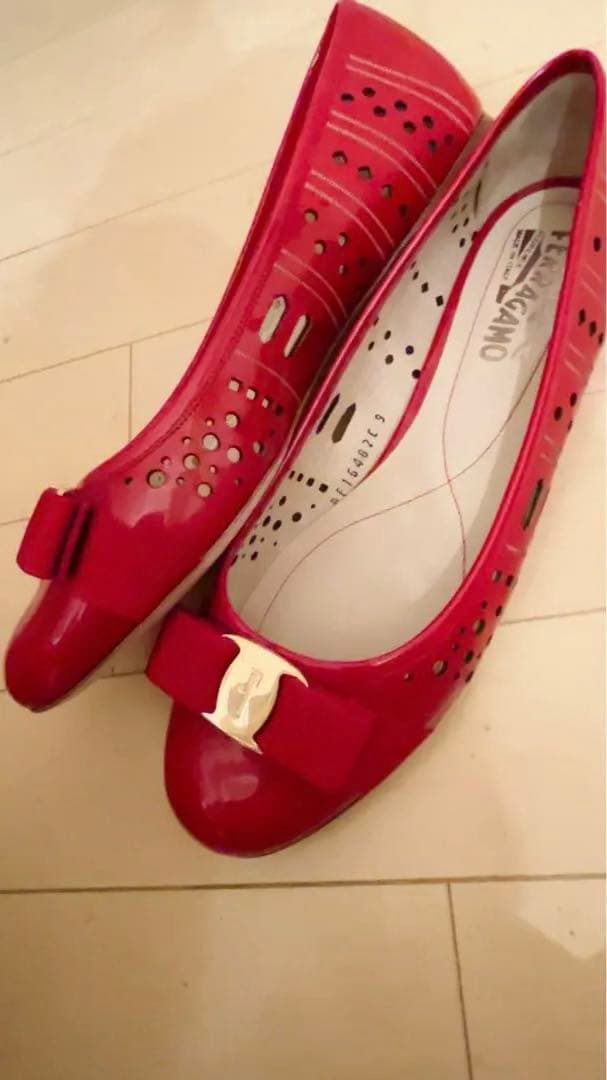 Ferragamo 赤 リボン付き フラットシューズ
