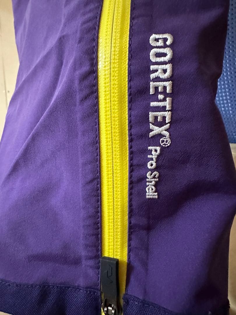 ピークパフォーマンス　バンパー　ゴアテックスプロ