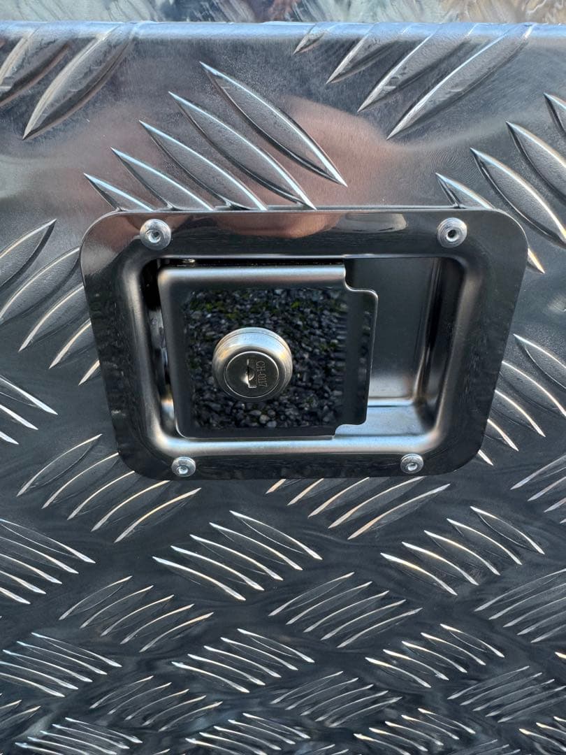 工具箱　鍵付きアルミツールボックス　軽トラ　ダブルキャブ専用　荷台箱