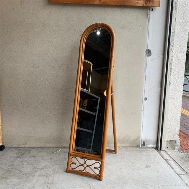 ヴィンテージのラタンスタンドミラー