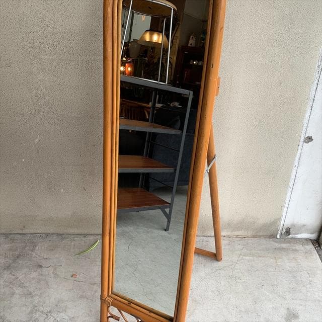 ヴィンテージのラタンスタンドミラー