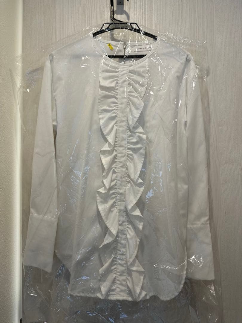 メゾンドドルチェ　ホワイト フリル付き 長袖シャツ