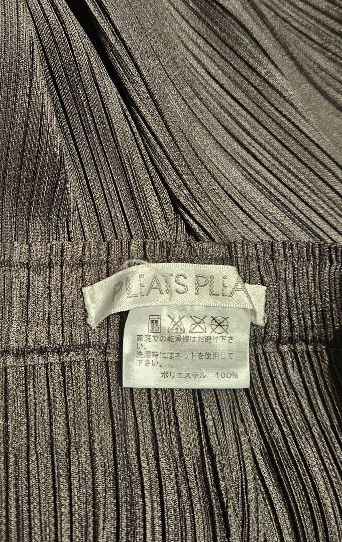 プリーツプリーズ　イッセイミヤケ　ボトムスパンツ