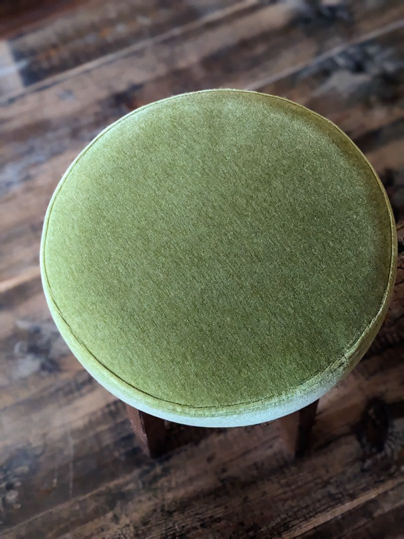グリーンのファブリックスツール　木製脚付き　布製