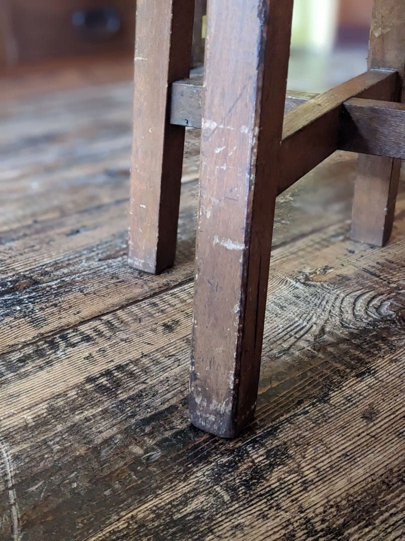 グリーンのファブリックスツール　木製脚付き　布製