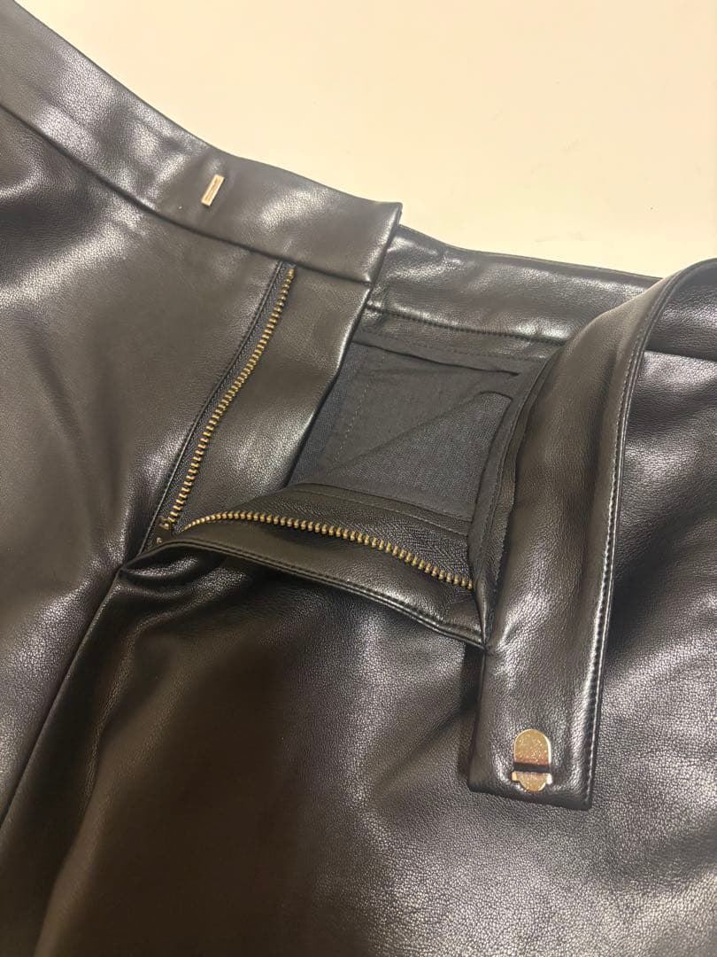 【お値下中】oksoon オクスン フェイクレザーハーフパンツ