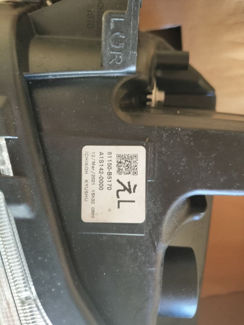 ハイゼット　左LEDヘッドライト レンズ面小キズ程度、裏面、取り付け部割れ無し