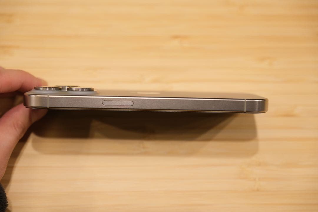 【極美品】iPhone 15 Pro 128GB ナチュラルチタニウム おまけ付