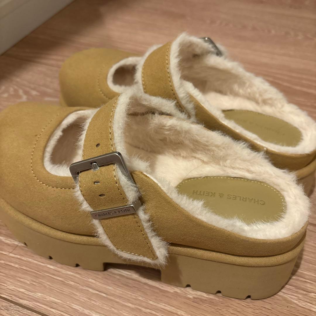 Bergen ベルゲン テクスチャーファートリムバックルプラットフォームミュール