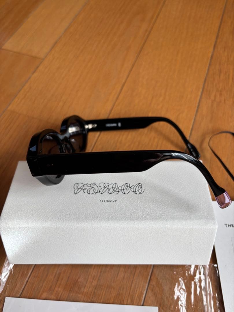 FETICO コラボサングラス　BLANC.黒