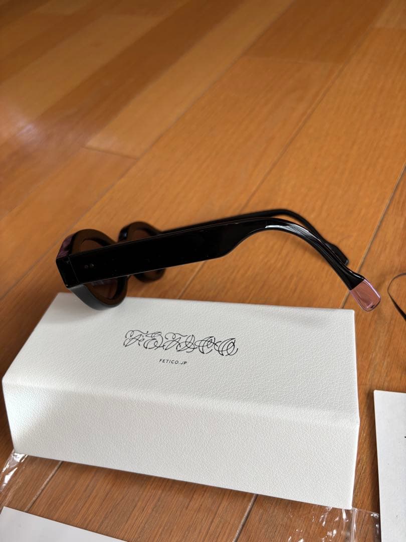 FETICO コラボサングラス　BLANC.黒