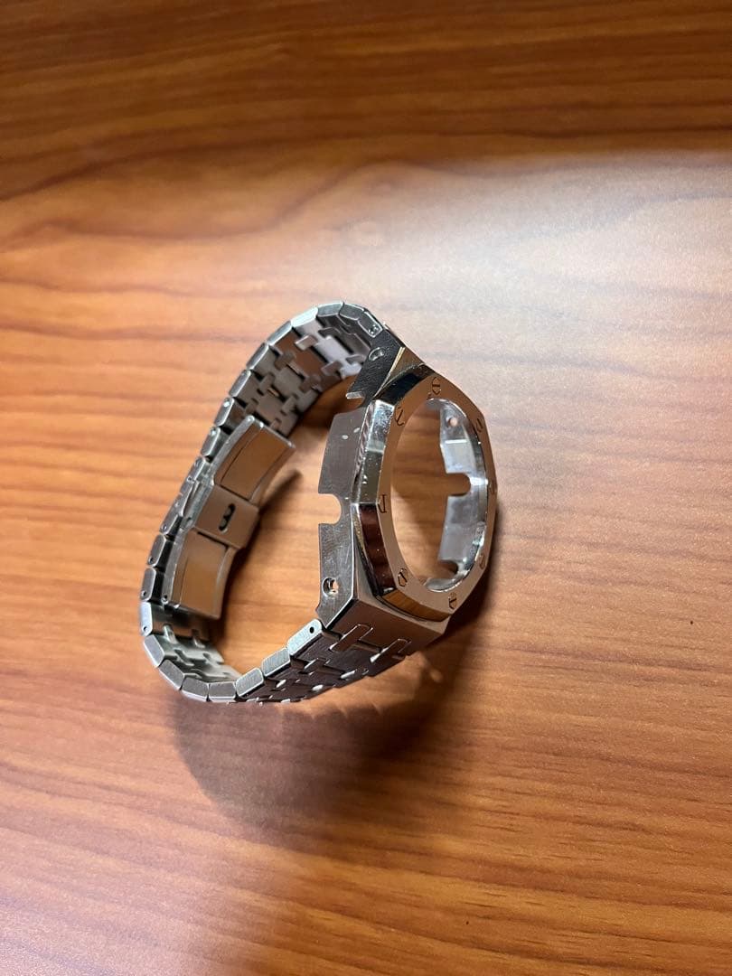 カシオ Gショック GM-2100-1AJF (楽天)、メタルケース(メルカリ)