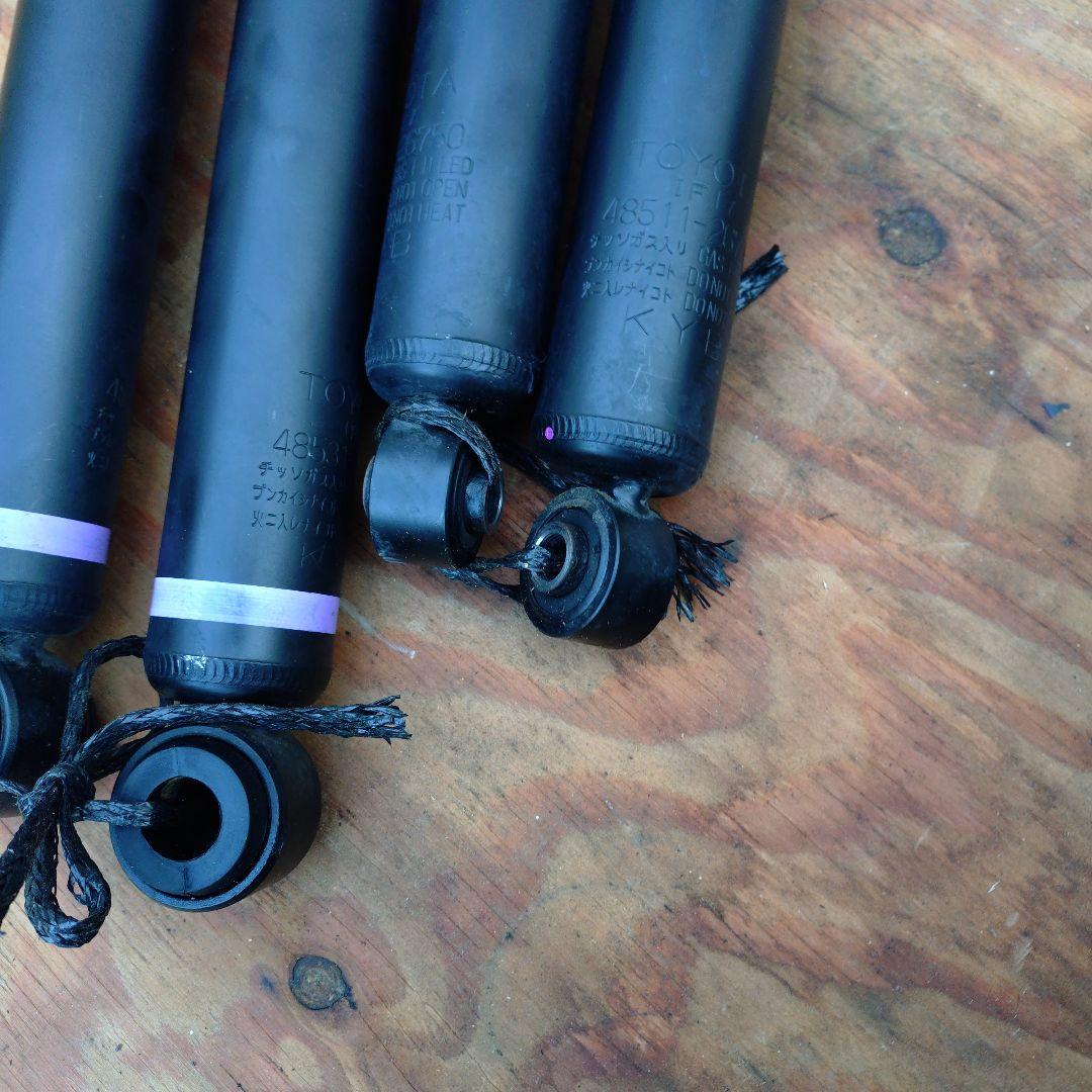 TOYOTAハイエース新車外し　 ガス式ショックアブソーバー 4本セット