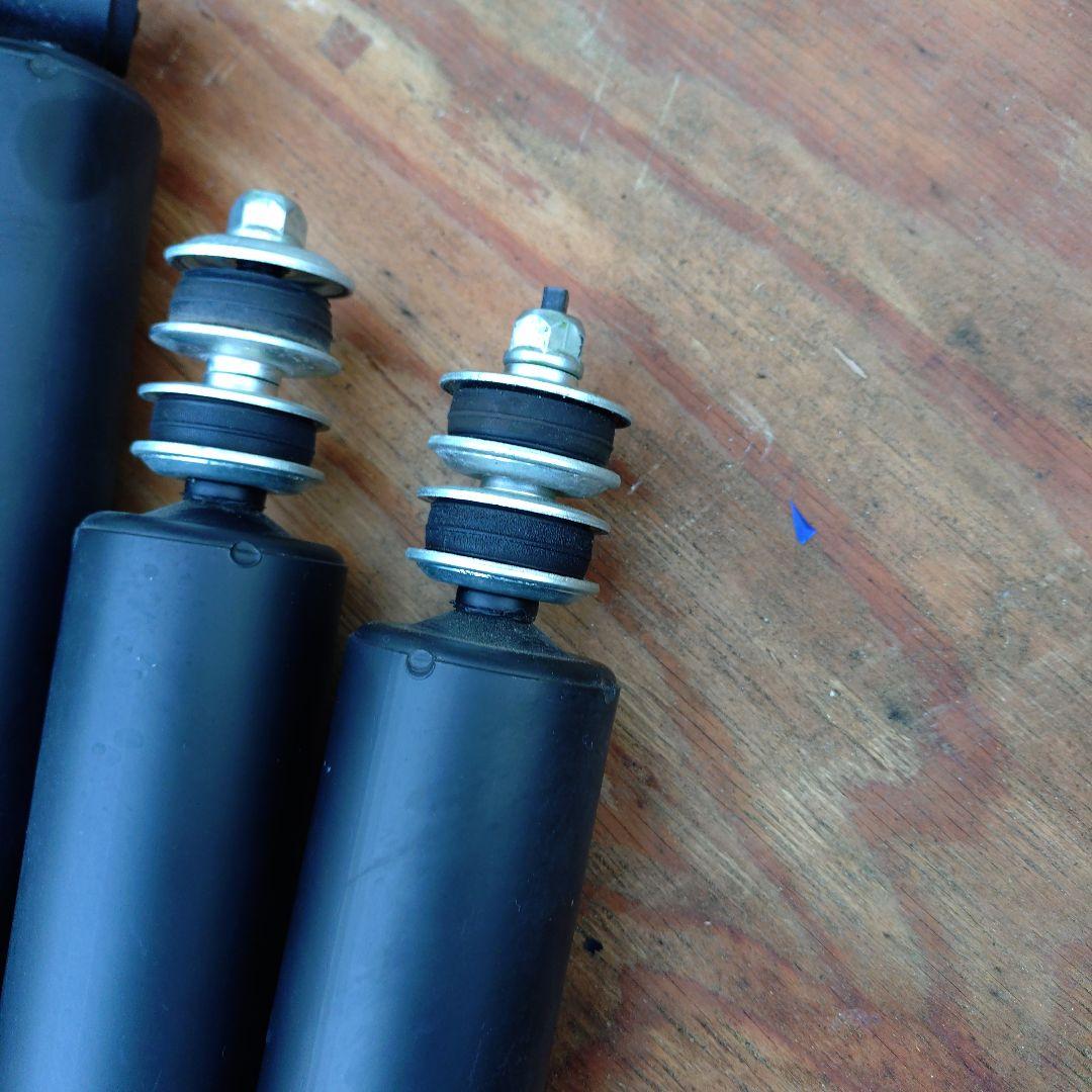 TOYOTAハイエース新車外し　 ガス式ショックアブソーバー 4本セット