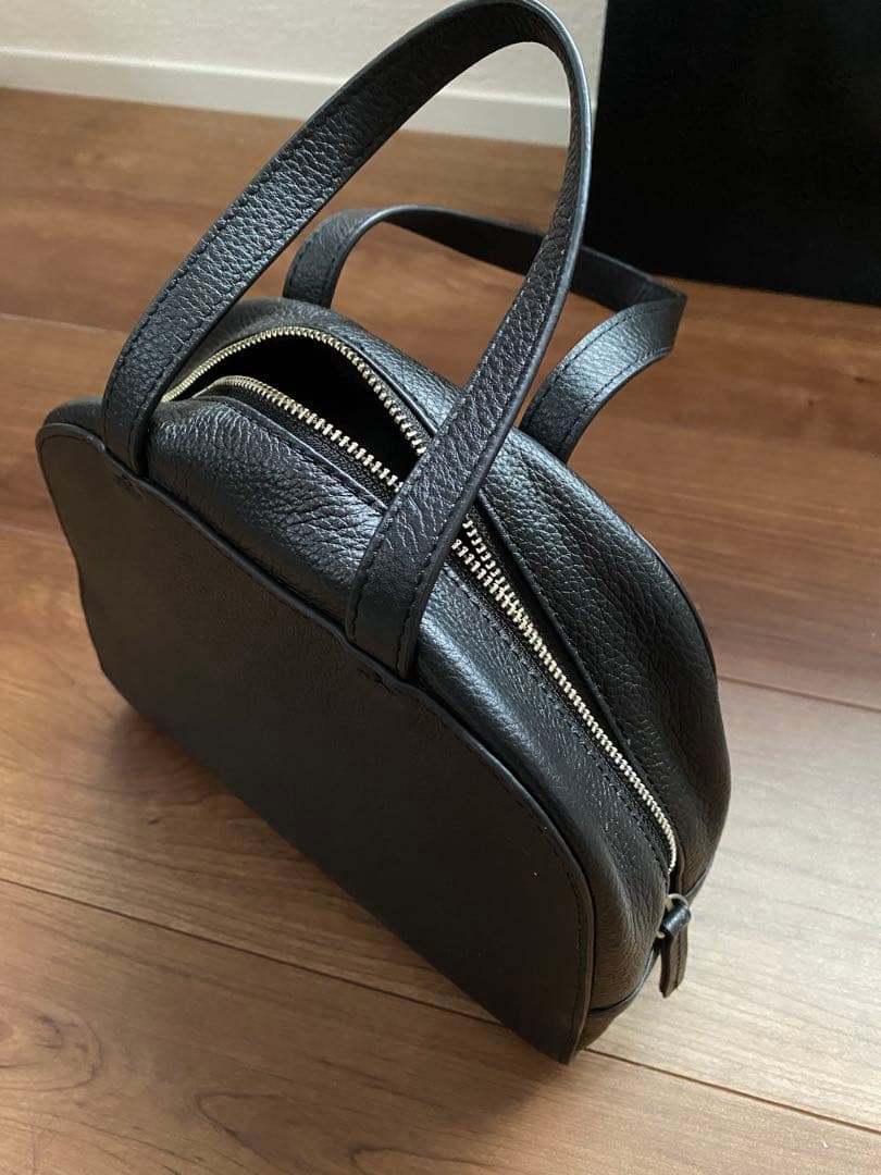 【大人気】美品　「装いを、ちょっと特別に」レザーのミニハンドバッグ / ボストン